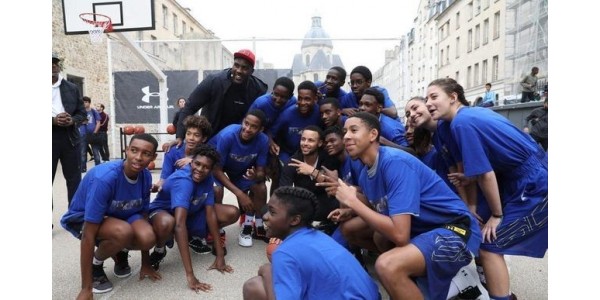 Neymar daje koszulkę Stephenowi Curry'emu